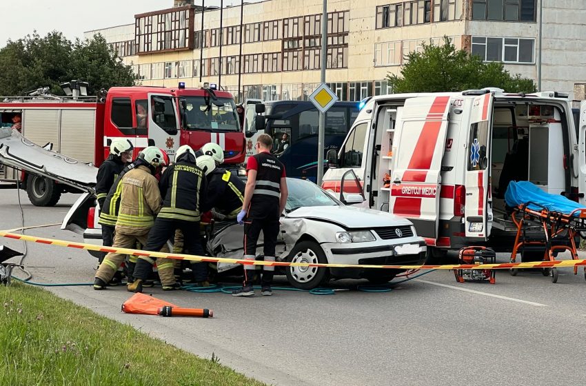 Trečiadienio vakarą Alytaus Pramonės ir Artojų gatvių sankryžoje – skaudi avarija: prispausti žmonės, į įvykio vietą skubėjo visos tarnybos