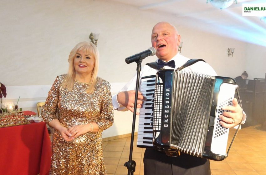 Algirdas Ciūnys dainomis sveikino žmoną Genutę (video)