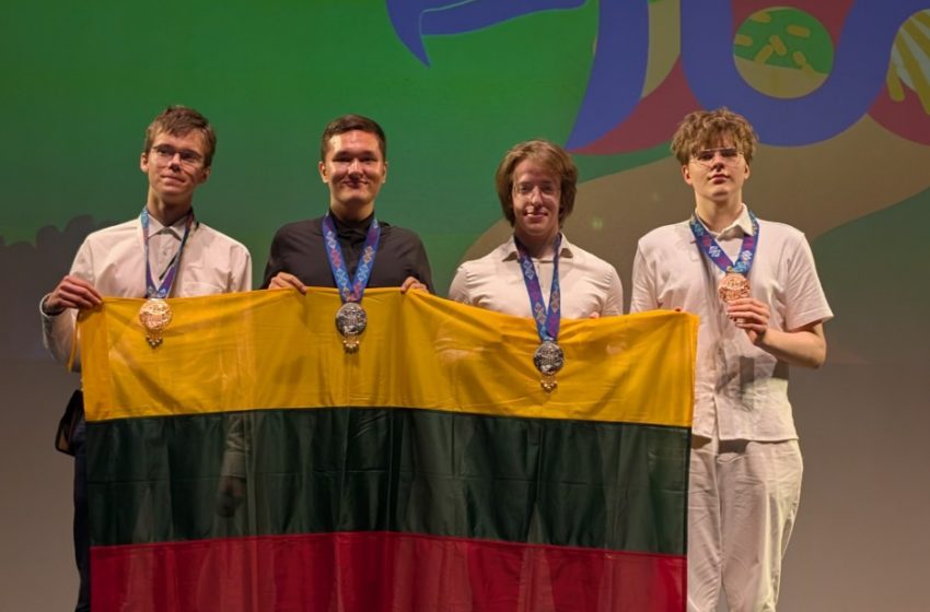 Varėniškis Artūras Makselis tarptautinėje biologijos olimpiadoje iškovojo bronzos medalį