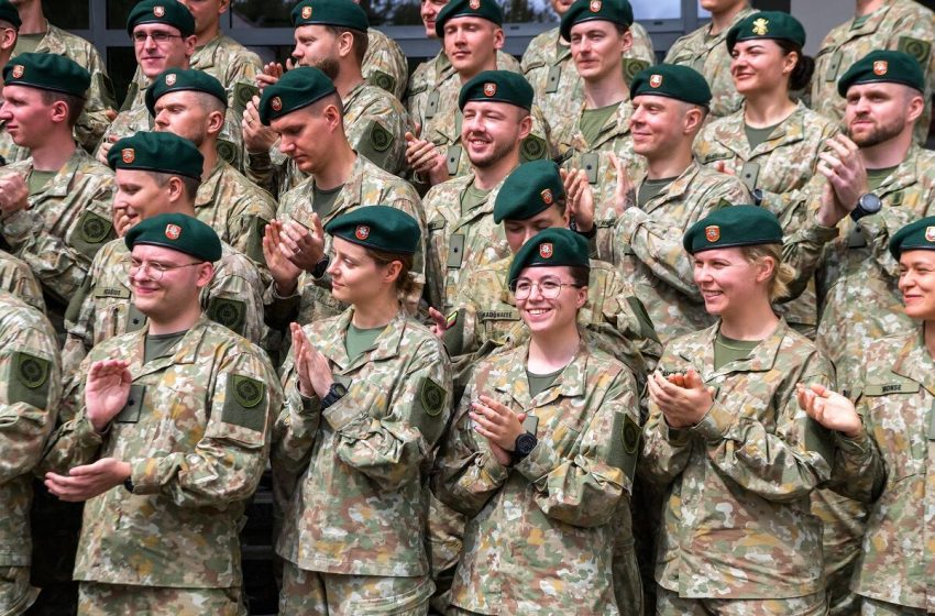  Jaunesniųjų karininkų vadų mokymų absolventams suteiktas pirmasis karininko laipsnis