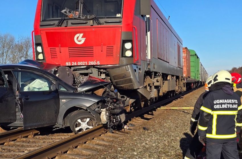  Kalvarijos savivaldybėje traukinys susidūrė su lengvuoju automobiliu