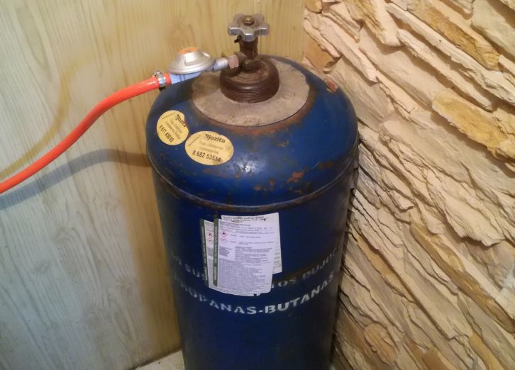  VERT atkreipia dėmesį – šalyje dujų balionų vis dar nepasikeitę daugiau nei 400 daugiabučių