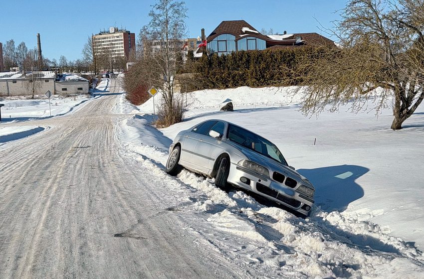  Alytuje nuo kelio nuskriejo „BMW”