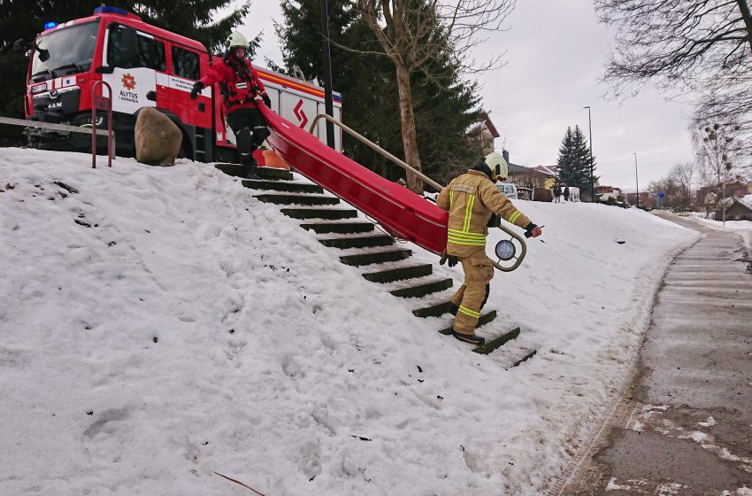  Nemuno upėje Alytuje ugniagesiai skubėjo gelbėti prišalusio „manekeno”