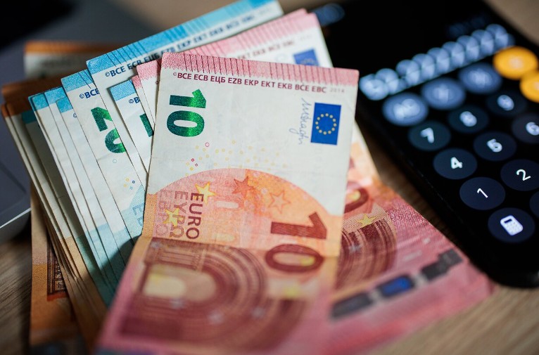  Apgaule išviliojo moters 4 tūkstančius eurų