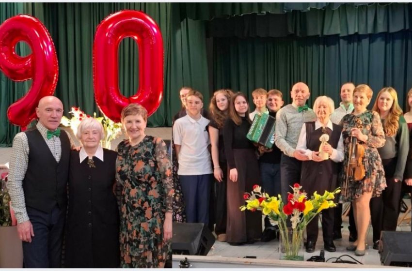  Alytaus „Tarškutis” su 90-uoju jubiliejumi sveikino Genovaitę Švabienę jos pačios sukurtomis dainomis