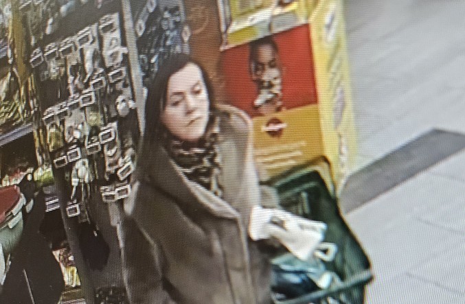  Policija prašo atpažinti moterį