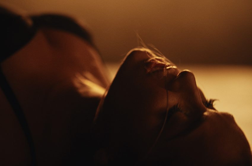   Nøra Blu pristato dainos „Tavo akyse“ vaizdo klipą su emocionaliu Deivido Meškausko šokiu