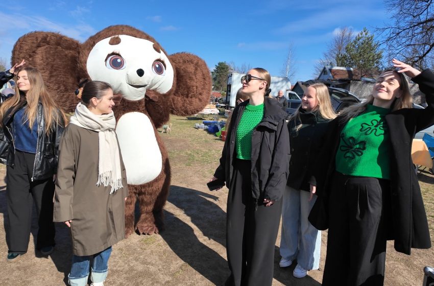  Alytaus Žaliasis choras svečiavosi bagažinių turgelyje (video)