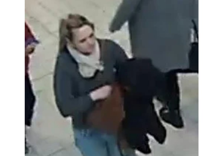  Policija prašo atpažinti moterį