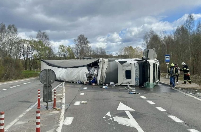  Uždarytas kelias Ukmergė–Utena: Anykščių rajone apvirtęs vilkikas paralyžiavo eismą