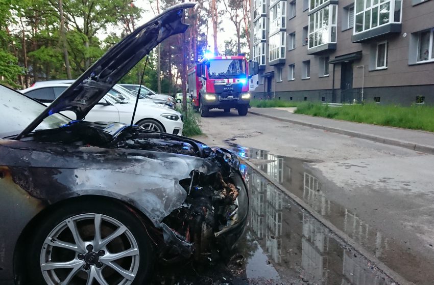  Alytuje užsidegė „Audi” automobilis