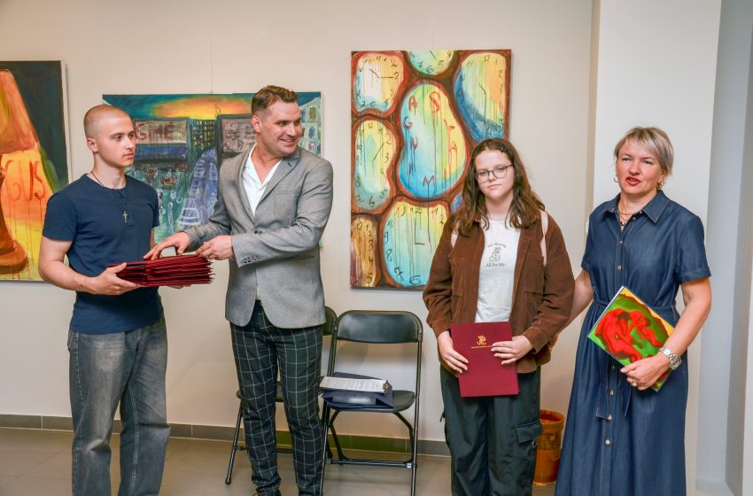  Varėnoje atidaryta Varėnos J. Čiurlionytės menų mokyklos diplominių darbų paroda „Pamąstymai“ (foto)