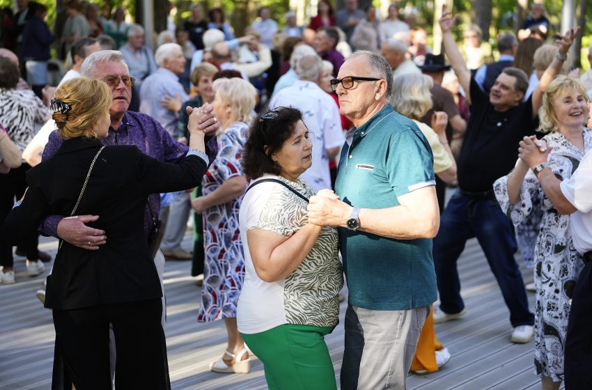  Šiandien Alytaus senjorų naktišokiai vyks kultūros centre, ne miesto sode