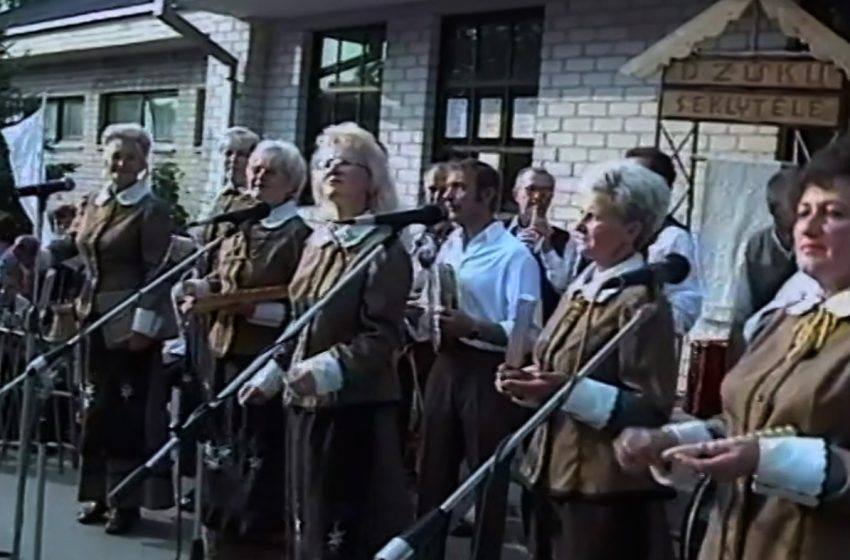  2002 m. Alytaus kapela „Dzūkų versmė” – Po mėlynu dangum – gimei, gimei žmogum (video)