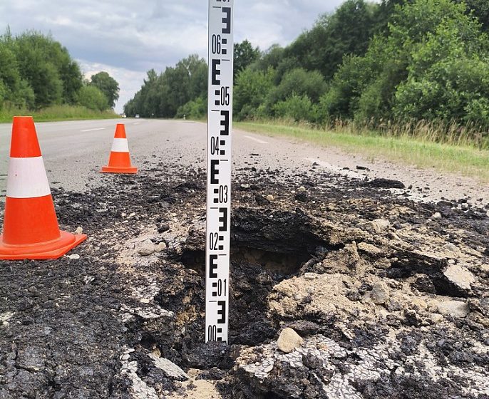  Kas apgadino asfaltą? Policija prašo atsiliepti įvykio liudytojus