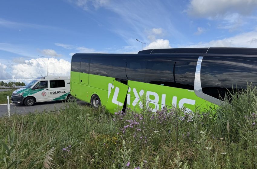  Naktį „Via Baltica“ magistralėje į griovį nuvažiavo keleivinis autobusas – nukentėjo keleiviai