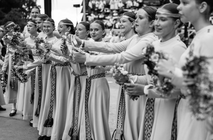  Alytaus jaunimo centro dainų ir šokių ansamblis ,,Tarškutis” Lietuvos moksleivių dainų šventėje