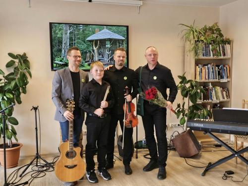 Chris-Ruebens-gitara-Mykolas-Bakula-bugnai-Tadas-Desukas-smuikas-Nerijaus-Bakula-klavisiniai