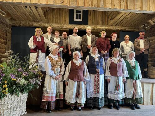 Margioniu-klojimo-teatro-artistai-ir-kaimo-daininkes